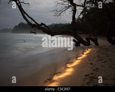 Spuren in der Nacht am Strand Stockfoto