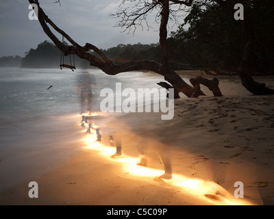 Spuren in der Nacht am Strand Stockfoto