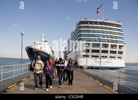 Passagiere, die zu Fuß entlang des Kais nach der Ausschiffung in den Hafen von Tallinn, Estland Stockfoto