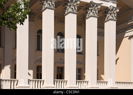 Kolonnade von einem großen Gebäude in der Neustadt, Tallinn, Estland Stockfoto