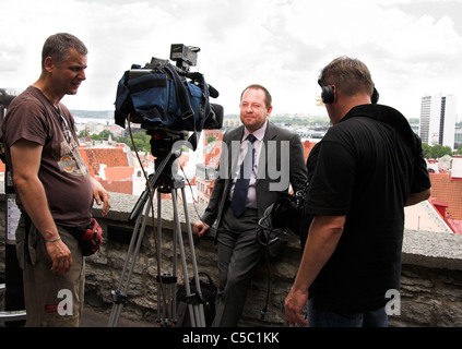 Mann, gefilmt von Kamera Crew, Domberg, Old Town, Tallinn, Estland Stockfoto