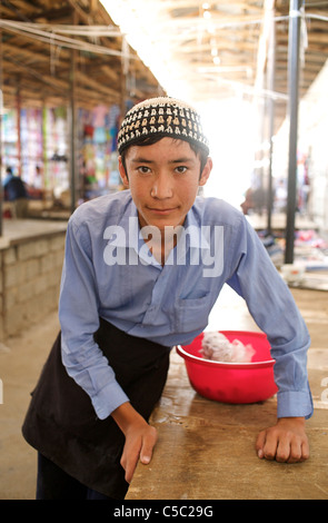 Usbekischer junge Urgut Markt, Samarkand, Usbekistan Stockfoto