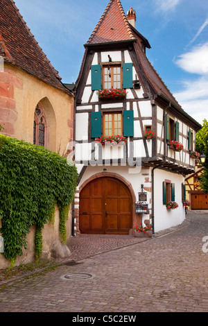 Dorf Straßenszene in Kaysersberg entlang der Weinstraße, Elsass Haut-Rhin-Frankreich Stockfoto