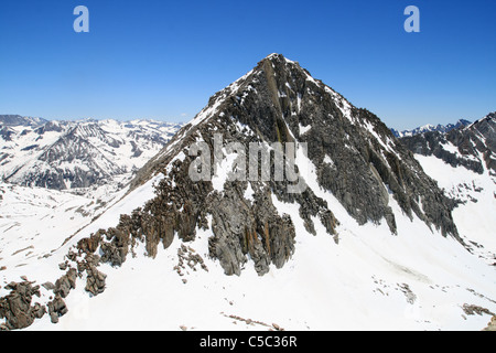 Columbine Peak in der Sierra Nevada gesehen von gleichschenkligen Peak auf verschneiten Frühsommer Bedingungen Stockfoto