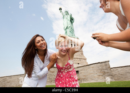 Lachen von Freunden, die Statue of Liberty Stockfoto