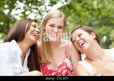 Freunde, die zusammen lachen