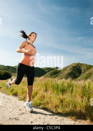 Hispanic Schwangere in abgelegenen Gegend laufen Stockfoto