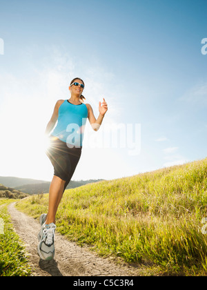 Hispanic Schwangere in abgelegenen Gegend laufen Stockfoto