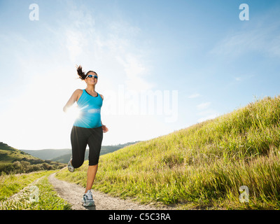 Hispanic Schwangere in abgelegenen Gegend laufen Stockfoto