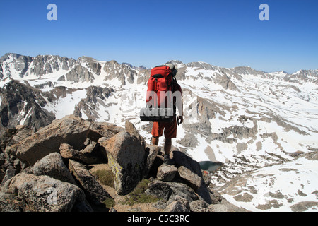 Rückansicht des männlichen Backpacker Blick hinunter auf Piute Pass in den Sierra Nevada Bergen von Mount Emerson Stockfoto