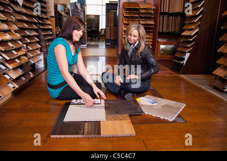 Design-Berater unterstützen Kunden im Ladengeschäft Bodenbelag; Edmonton, Alberta, Kanada Stockfoto