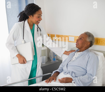 Überprüfung auf Patienten im Krankenhaus Arzt Stockfoto