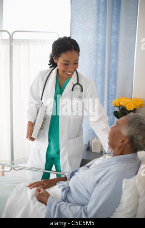 Überprüfung auf Patienten im Krankenhaus Arzt Stockfoto