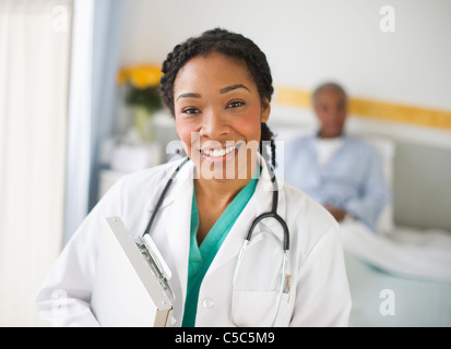 Gemischte Rassen Arzt macht Runde im Krankenhaus Stockfoto