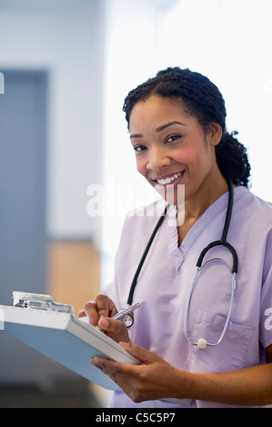 Krankenschwester im Krankenhaus Krankenakte schriftlich Stockfoto