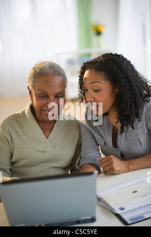 Mit Laptop mit Mutter Tochter Stockfoto