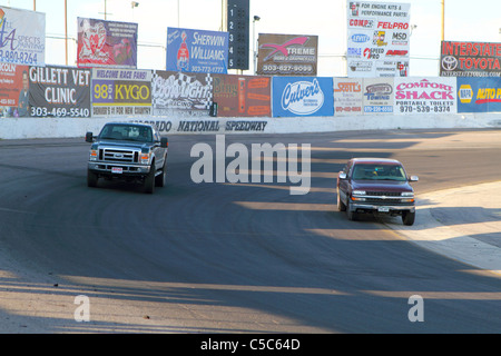Denver, Colorado - A Ford Pickup und einen Chevrolet Pickup Runde Kurve vier in einem privaten Drag Race. Stockfoto