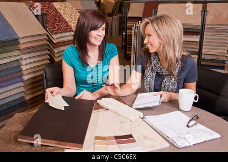 Design-Berater unterstützen Kunden im Bodenbelag Store; Edmonton, Alberta, Kanada Stockfoto