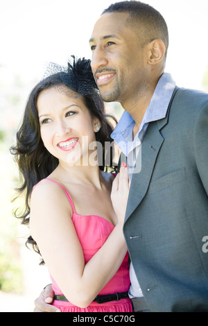 Glamouröse paar zusammenstehen im freien Stockfoto