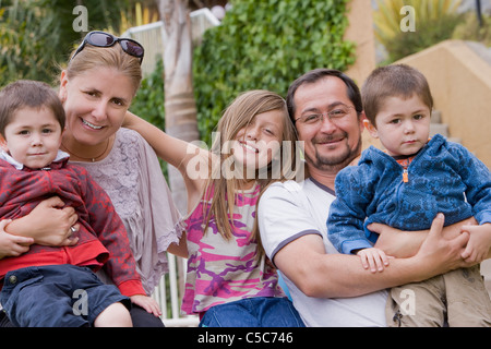 Chilenische Familie posiert im freien Stockfoto