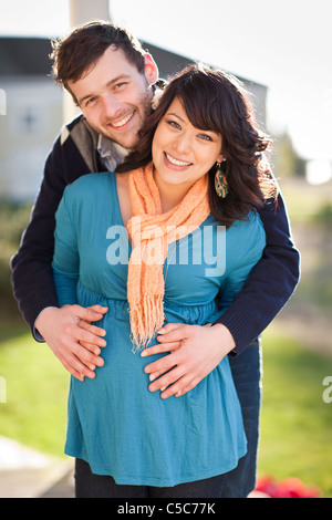 Mann umarmt schwangere Frau Bauch Stockfoto