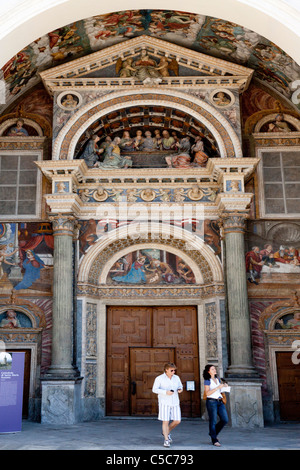 Eingang von der Heiligen Maria-Himmelfahrt-Kathedrale in Aosta (Italien). Entrée De La Cathédrale d'Aoste (Italien). Stockfoto