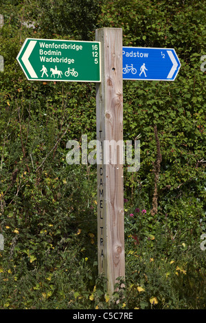 Wegweiser entlang des Camel Trail in Padstow, der die Entfernung nach Wenfordbridge, Bodmin, Wadebridge und Padstow, Cornwall im Mai anzeigt Stockfoto