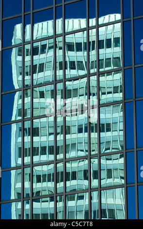 International Telecommunication Union (ITU) mit Hauptsitz in das Glas vor einem gegenüberliegenden Gebäude, Genf, Schweiz Stockfoto