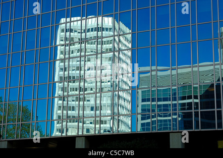 International Telecommunication Union (ITU) mit Hauptsitz in das Glas vor einem gegenüberliegenden Gebäude, Genf, Schweiz Stockfoto