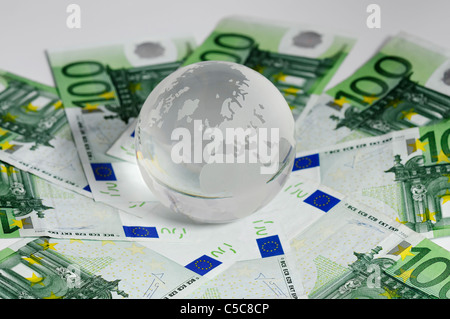 Glaskugel und 100 Euro bündeln Satz auf weißem Hintergrund Stockfoto