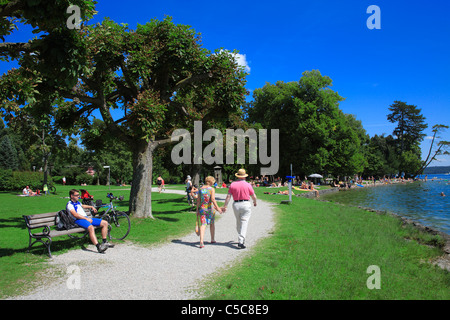 Menschen in Park City Tutzing Starnberger See Bayern Deutschland Europa Stockfoto