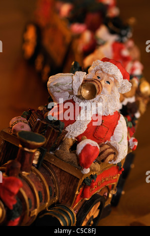 Schöne Holz Santa-Figur auf dem Zug sitzen Stockfoto