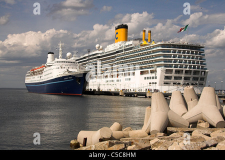 Kreuzfahrtschiffe festgemacht in den Hafen von Tallinn, Estland Stockfoto