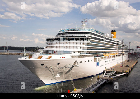 Kreuzfahrtschiff festgemacht in den Hafen von Tallinn, Estland Stockfoto