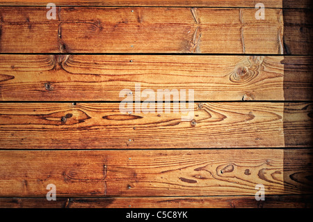 Sehr alt und abgenutzt Holzbohlen mit rostigen Nägeln. Stockfoto
