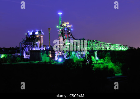 Nachtaufnahme von Landschaftspark Nord, Ruinen alte beleuchtete Industrie in Duisburg, Deutschland Stockfoto