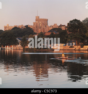 Windsor Castle in der Abendsonne über Fluß Themse, England, Großbritannien, GB, UK Stockfoto