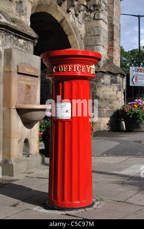 Viktorianischer Briefkasten am Eastgate, Warwick, UK Stockfoto