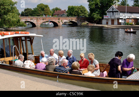 Ältere Menschen saßen im Boot Fahrt am Fluss Avon, Bath, UK Stockfoto