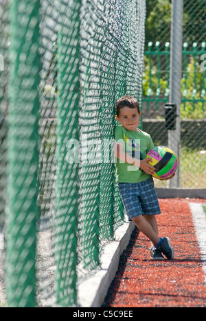 ein Junge mit Rest nach Fußballspiel Stockfoto