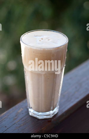 Frappe in ein großes Glas, im freien Stockfoto