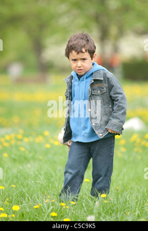 wütend, junge, schauen, Holding, Teddybär, Grimassieren, Stockfoto