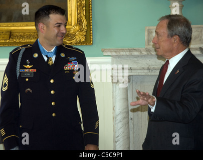 Ehrenmedaille Empfänger US Army Sgt. 1.. Klasse Leroy Petry trifft sich mit Michael Bloomberg, Bürgermeister von New York City Stockfoto