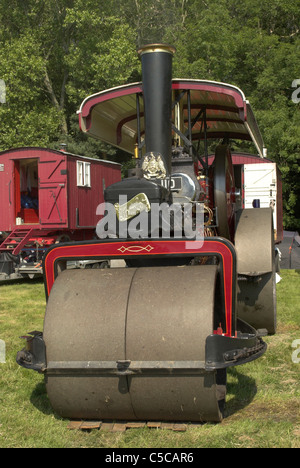 Eine Szene aus einem Steam Rally mit einem Fowler DNC Typ Straßenwalze "Hermes" - gebaut im Jahre 1936. Stockfoto