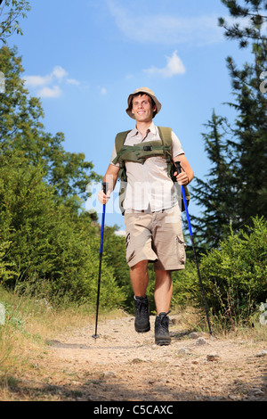 Junge Wanderer mit trekking-Stöcke Wandern in den Bergen Stockfoto