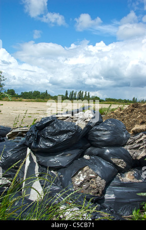 Müll geworfen in ein Feld Suffolk, England Stockfoto