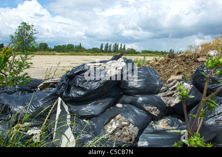 Müll geworfen in ein Feld Suffolk, England Stockfoto