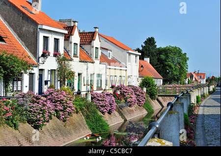Typischen weißen Häusern entlang des Kanals von Lissewege in das kleine Dorf Lissewege in West-Flandern, Belgien Stockfoto