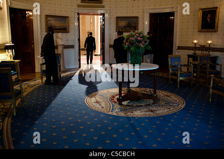 Präsident Barack Obama geht von der Blue Room des weißen Hauses an die nation Stockfoto