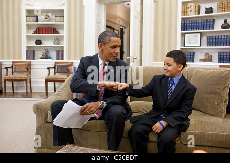 Präsident Barack Obama Faust-Beulen Make-a-Wish-Kind mitgebrachten Diego Diaz im Weißen Haus als sein Wunsch. Stockfoto